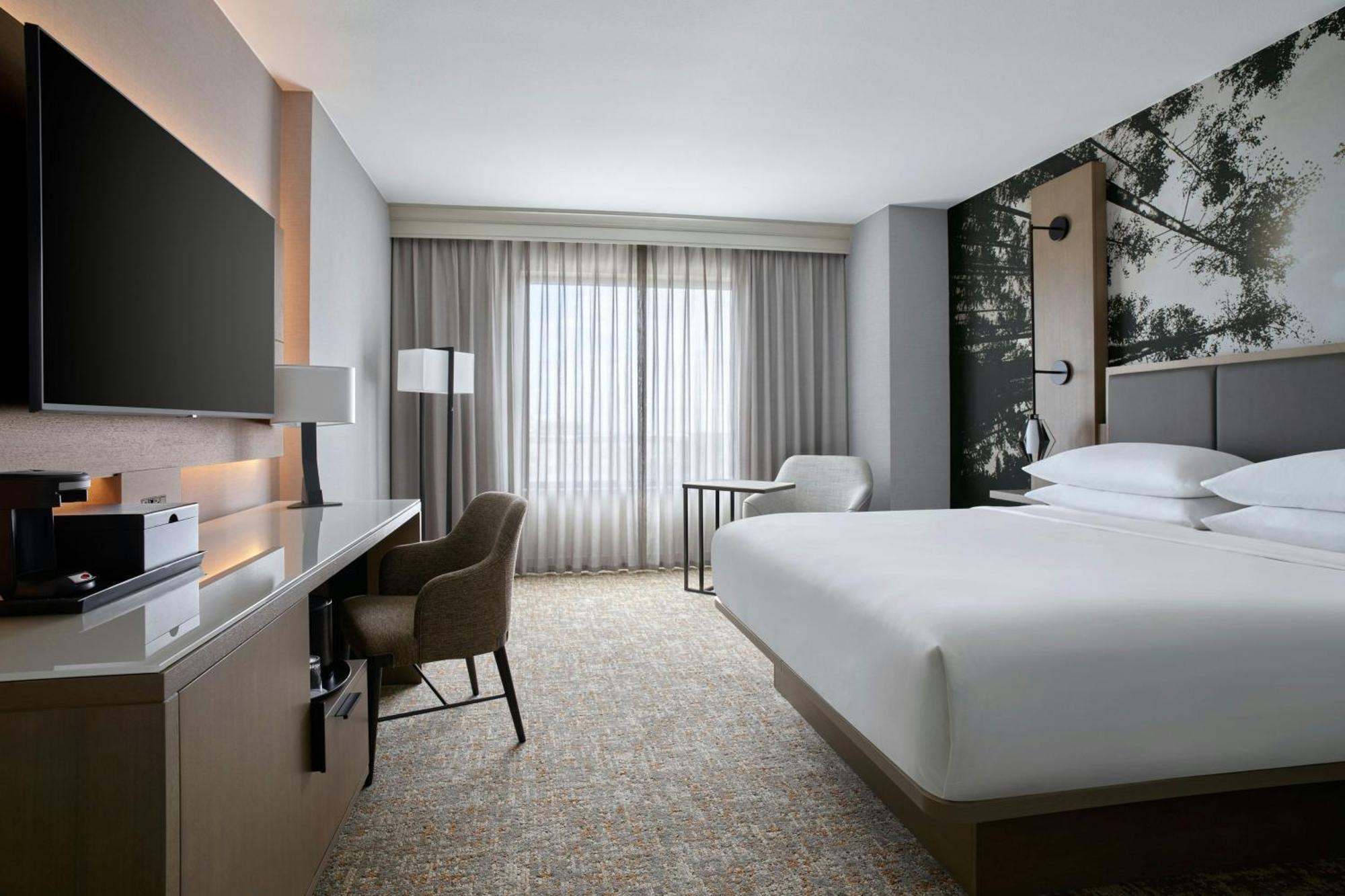 King Room with Adapted Tub - Mobility Accessible